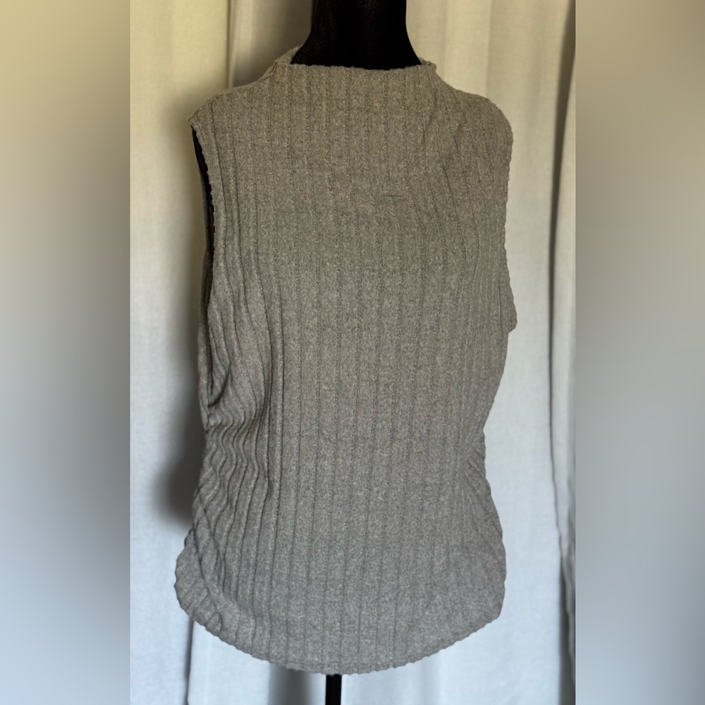Gray Sleeveless Ribbed Top - Picture 2 of 9